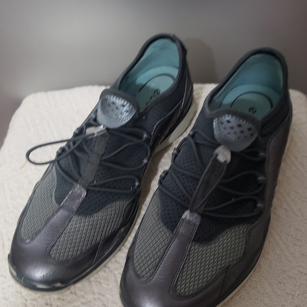 WOMENS PREOWNED ECCO ATHLETIC SHOES 41/10. DARK SILVER/BLACK.